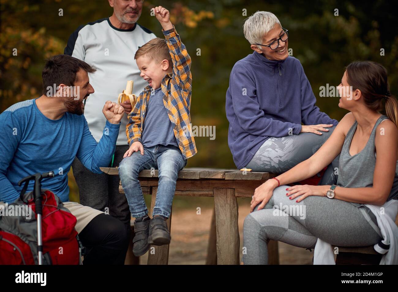 Eine glückliche Familie, die eine gute Zeit im Wald hat An einem schönen Tag Stockfoto