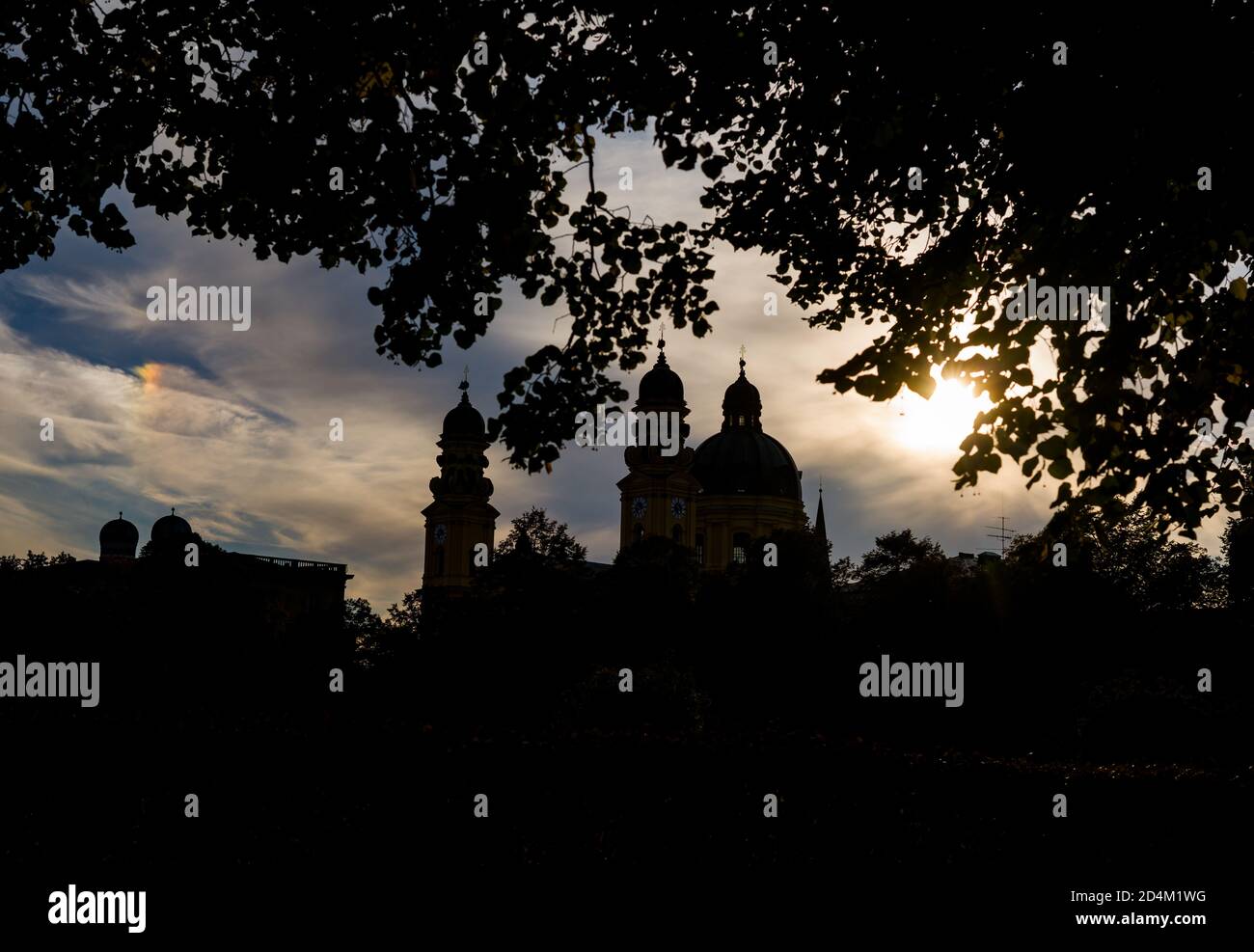 München, Deutschland. Oktober 2020. Die Sonne untergeht hinter der Theatinerkirche in der Innenstadt. Kredit: Peter Kneffel/dpa/Alamy Live Nachrichten Stockfoto