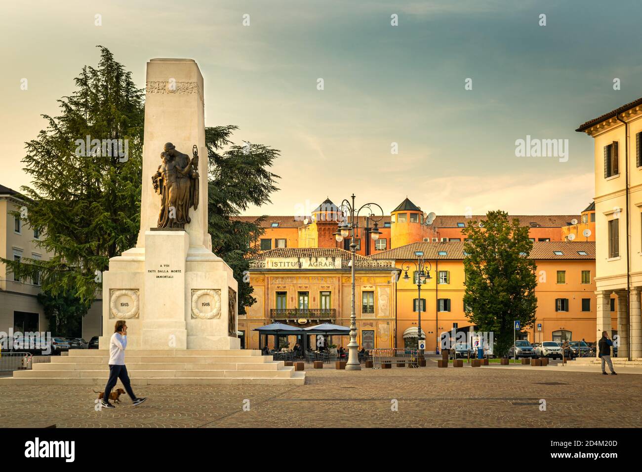 Zentraler Platz der Stadt Montebelluna, Treviso, Italien. Denkmal zum Ersten Weltkrieg und Fassade des alten Landwirtschaftlichen Instituts Stockfoto