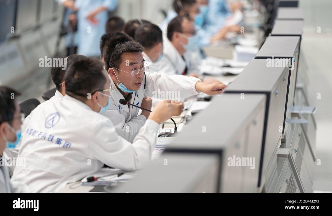(201009) -- PEKING, 9. Oktober 2020 (Xinhua) -- Technische Mitarbeiter arbeiten im Beijing Aerospace Control Center (BACC) in Peking, Hauptstadt von China, 9. Oktober 2020. Chinas Mars-Sonde Tianwen-1 hat am Freitagabend (Pekinger Zeit) erfolgreich ein Tiefraummanöver durchgeführt, so die chinesische Raumfahrtbehörde. Die Sonde beendete das Manöver um 11 Uhr, nachdem ihr Hauptmotor mehr als 480 Sekunden lang arbeitete. (Xinhua/Cai Yang) Stockfoto