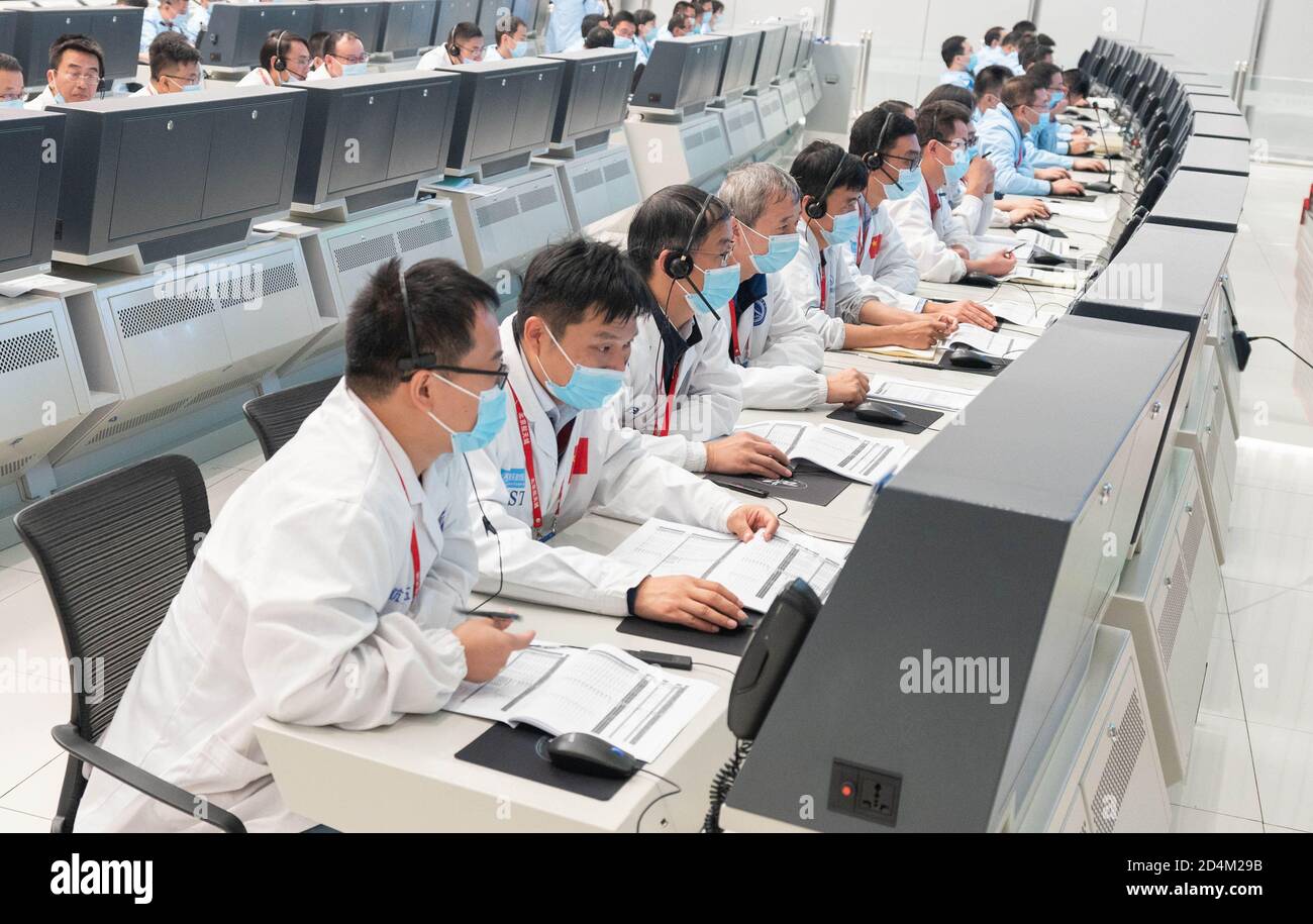 (201009) -- PEKING, 9. Oktober 2020 (Xinhua) -- Technische Mitarbeiter arbeiten im Beijing Aerospace Control Center (BACC) in Peking, Hauptstadt von China, 9. Oktober 2020. Chinas Mars-Sonde Tianwen-1 hat am Freitagabend (Pekinger Zeit) erfolgreich ein Tiefraummanöver durchgeführt, so die chinesische Raumfahrtbehörde. Die Sonde beendete das Manöver um 11 Uhr, nachdem ihr Hauptmotor mehr als 480 Sekunden lang arbeitete. (Xinhua/Cai Yang) Stockfoto