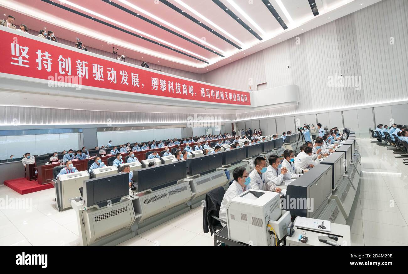 (201009) -- PEKING, 9. Oktober 2020 (Xinhua) -- Technische Mitarbeiter arbeiten im Beijing Aerospace Control Center (BACC) in Peking, Hauptstadt von China, 9. Oktober 2020. Chinas Mars-Sonde Tianwen-1 hat am Freitagabend (Pekinger Zeit) erfolgreich ein Tiefraummanöver durchgeführt, so die chinesische Raumfahrtbehörde. Die Sonde beendete das Manöver um 11 Uhr, nachdem ihr Hauptmotor mehr als 480 Sekunden lang arbeitete. (Xinhua/Cai Yang) Stockfoto