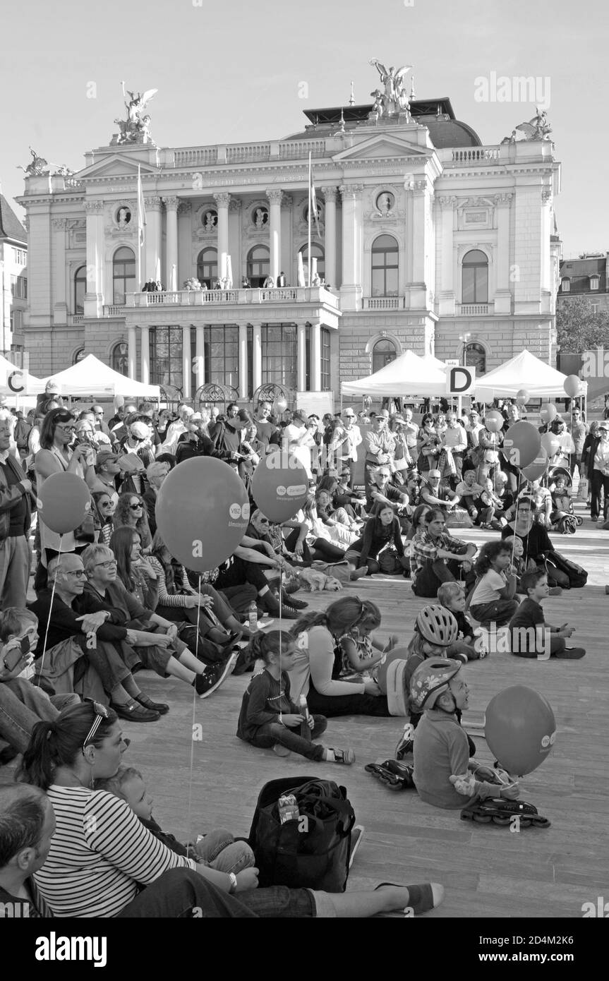 Public Viewing Wochenende mit Opera auf dem Bellevue-Place in Zürich City mit live Konzerte und Performances Stockfoto