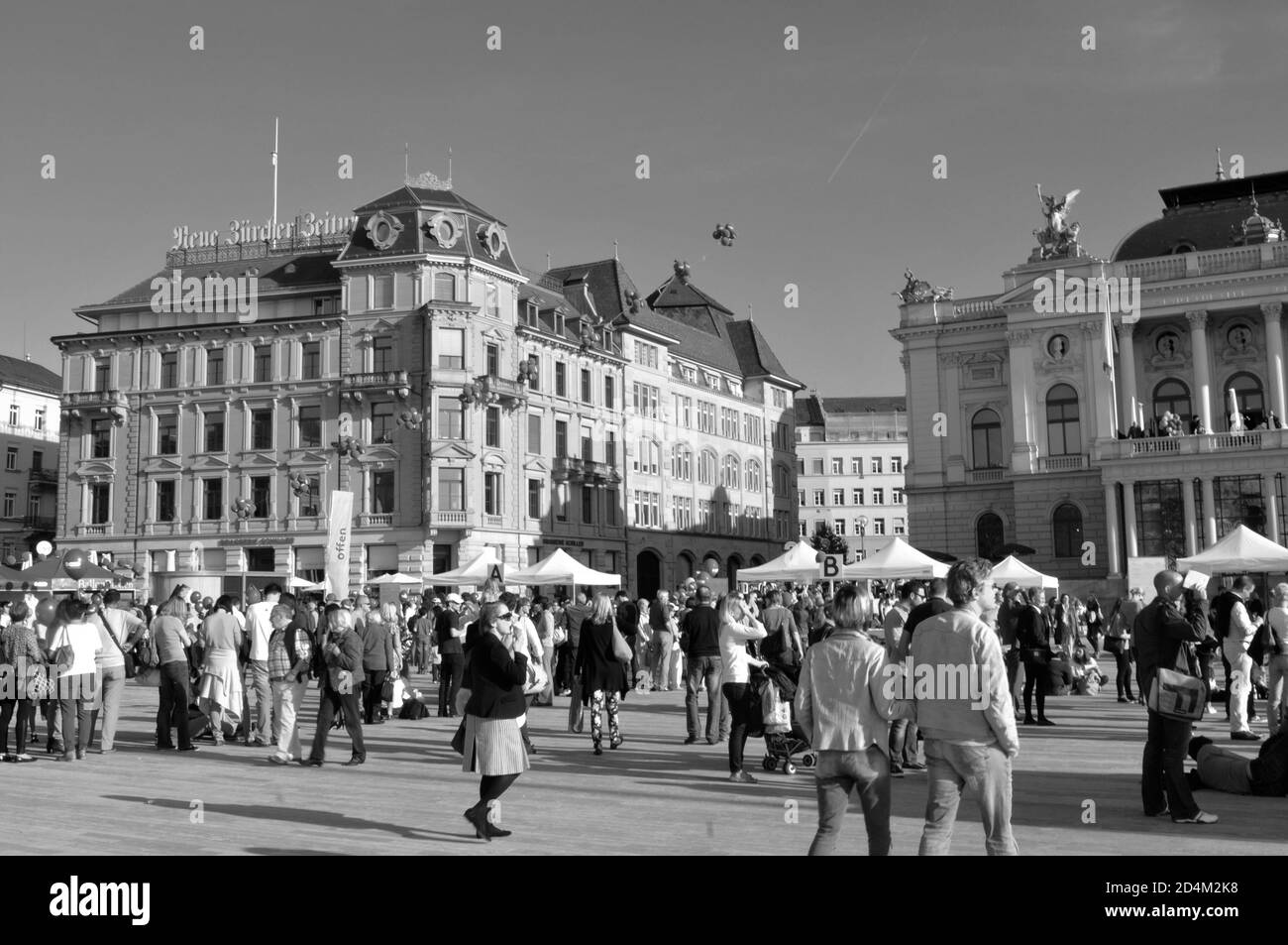 Public Viewing Wochenende mit Opera auf dem Bellevue-Place in Zürich City mit live Konzerte und Performances Stockfoto