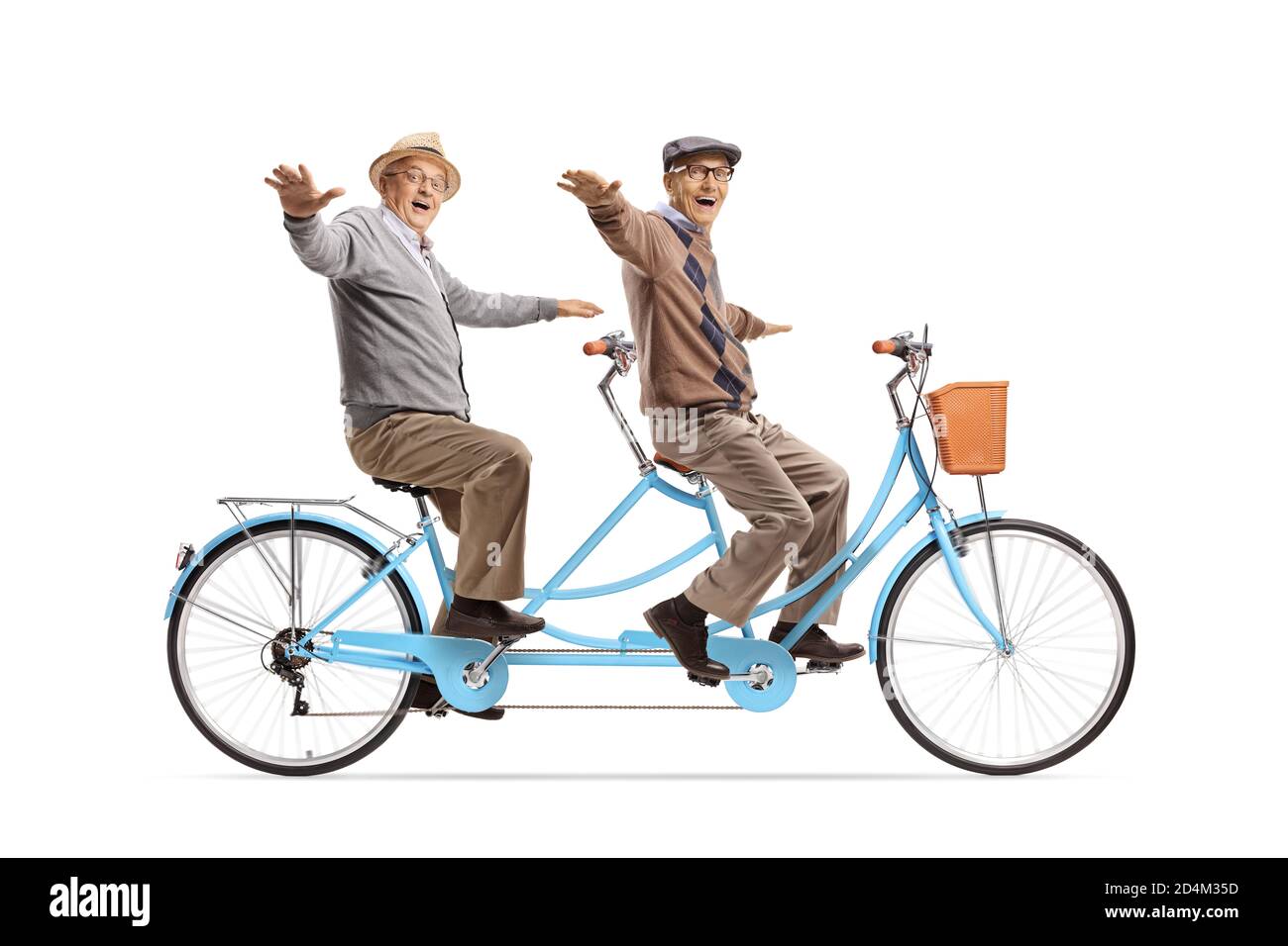 Fröhliche ältere Männer, die auf einem Tandem-Fahrrad fahren und die Arme ausstrecken Isoliert auf weißem Hintergrund Stockfoto