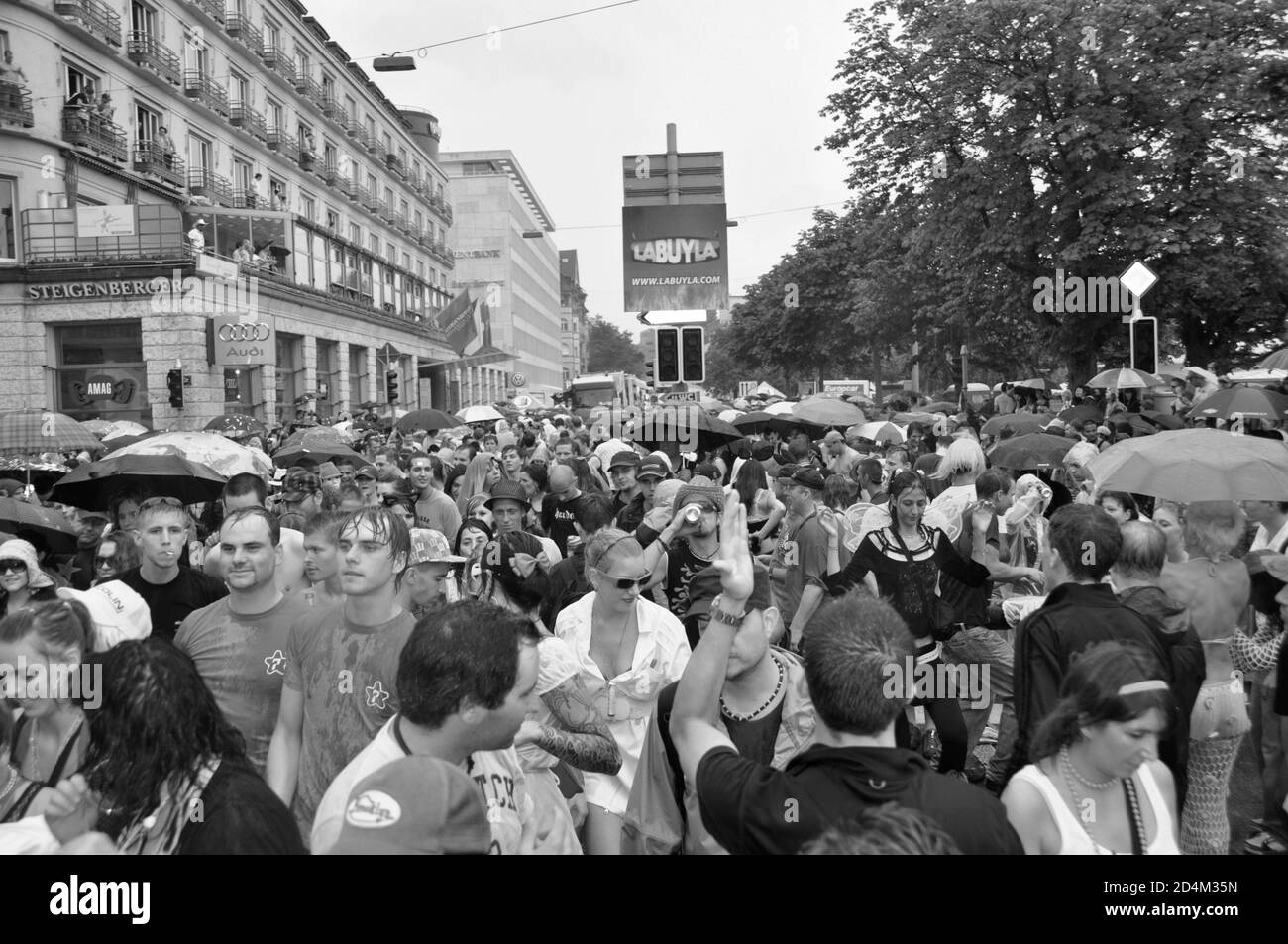Rainparade: Massen von Menschen an der regnerischen Streetparade in Zürich Stockfoto