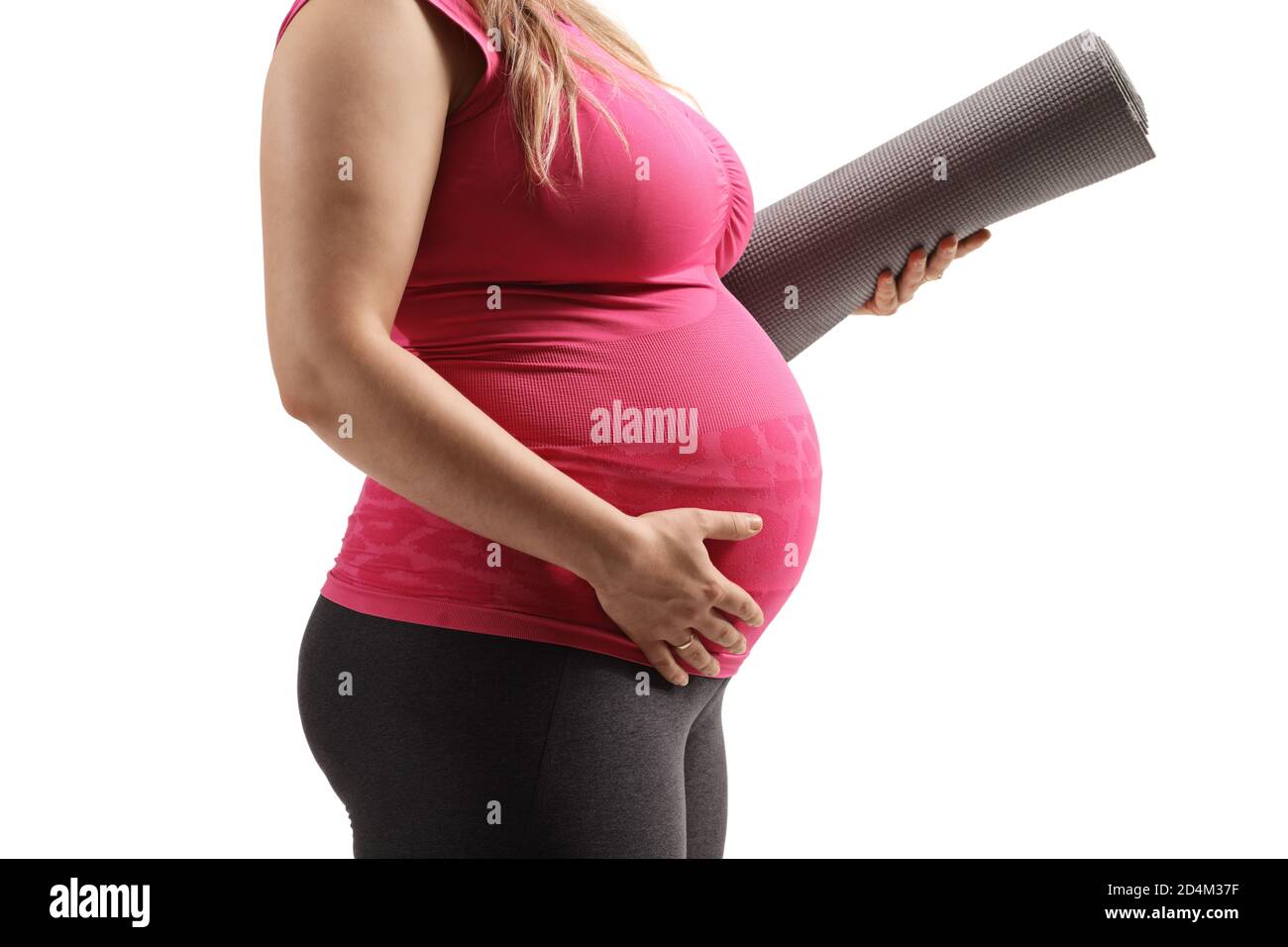 Schwangere Frau in einem rosa Top hält eine Trainingsmatte Isoliert auf weißem Hintergrund Stockfoto