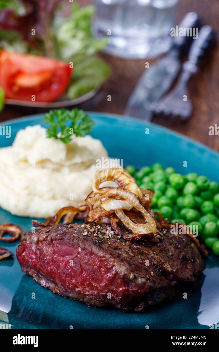 Gegrilltes Steak mit gerösteten Zwiebeln Stockfoto