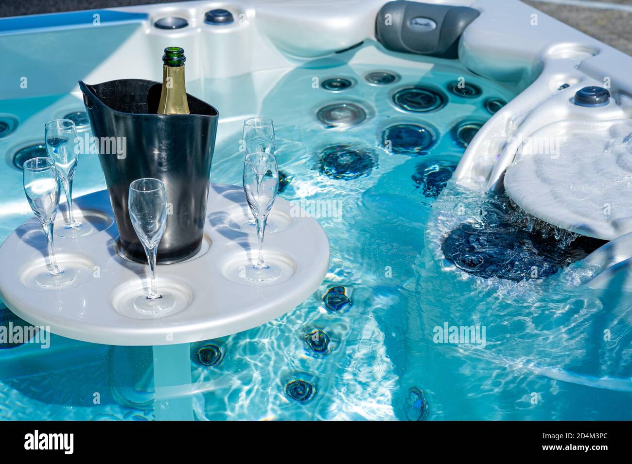 Eine Flasche Champagner In Einem Schwarzen Eiskübel Und Gläser Auf Dem Tisch Im Whirlpool