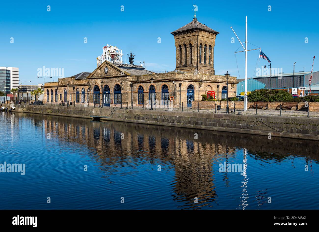 Hafen von Leith Hauptquartier Gebäude am Hafen reflektiert im Wasser, Leith Hafen, Edinburgh, Schottland, Großbritannien Stockfoto