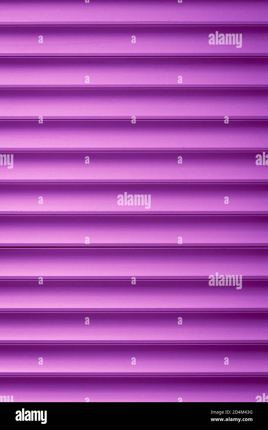 Abstrakt gestreifter Hintergrund mit horizontalen Streifen, rosa Metall-Muster, lila Linien Textur, nahtlose Tapetendesign, helle Dekoration Element. S Stockfoto