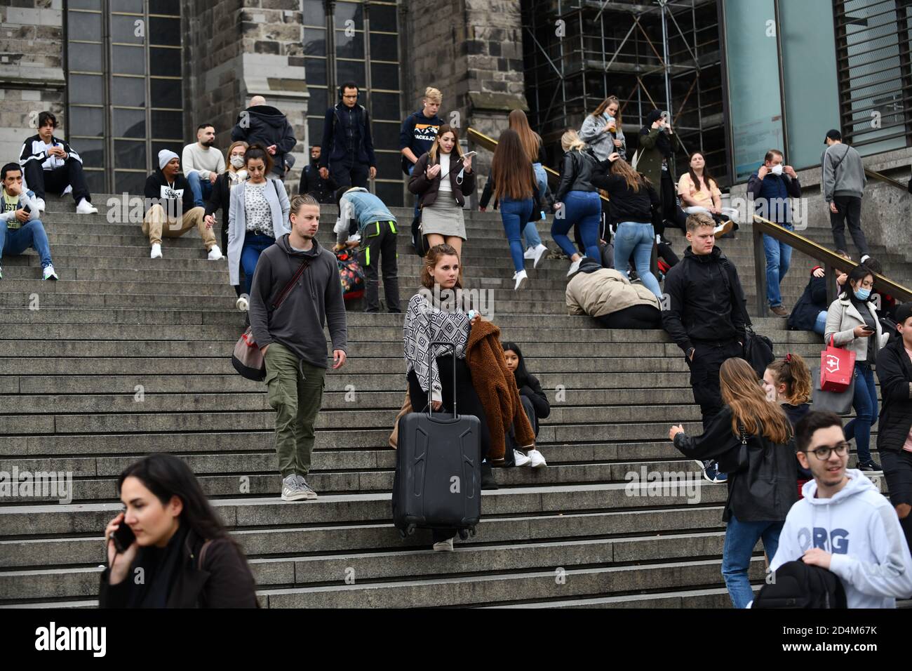 Köln, Deutschland, 2020. Menschen unterwegs geschäftige Innenstadt-Szene auf Stufen zwischen Kölner Dom und Bahnhof Stockfoto