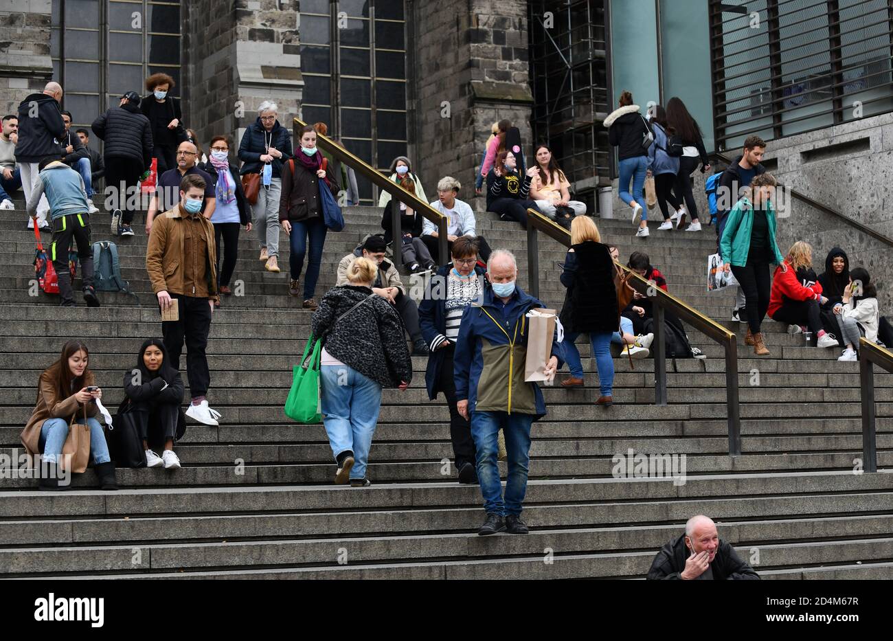Köln, Deutschland, 2020. Menschen unterwegs geschäftige Innenstadt-Szene auf Stufen zwischen Kölner Dom und Bahnhof Stockfoto