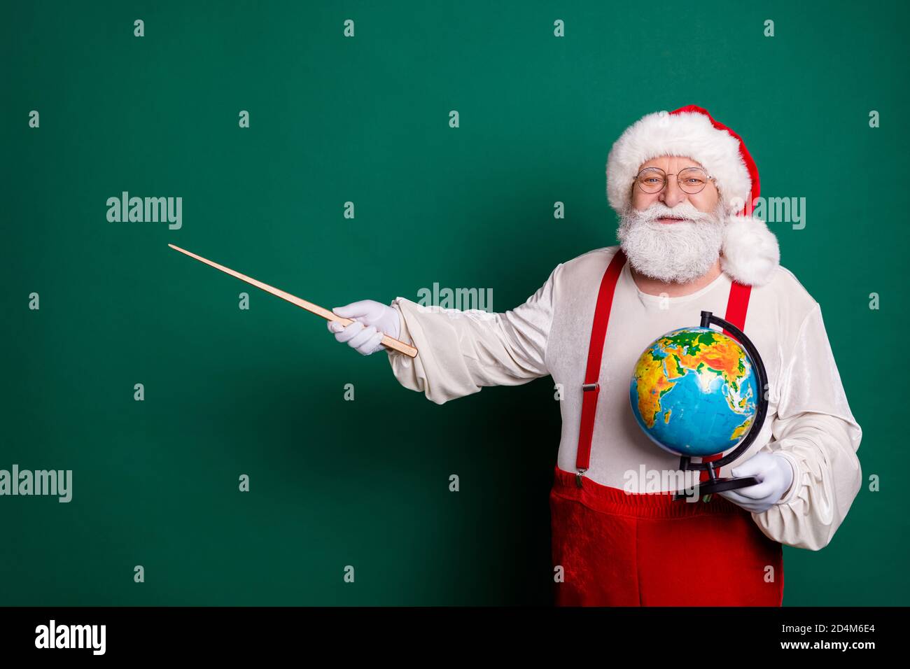 Porträt seiner er schön gut aussehend fröhlich zuversichtlich bärtig clever  Smart Fat Santa Tutor hält in Händen Globus zeigt Kopie Lösung für die  Weltraumforschung Stockfotografie - Alamy