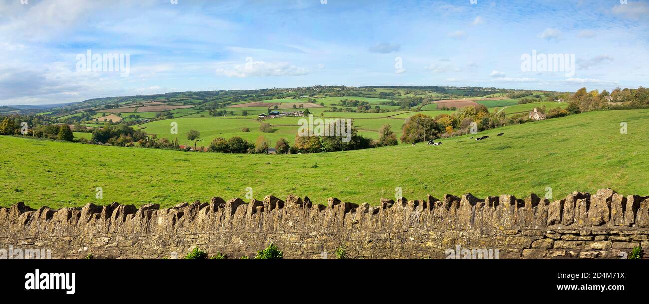 Wiltshire Landblick, in der Nähe von Box, Wiltshire, UK. Helle Sonne, Steinmauer Stockfoto