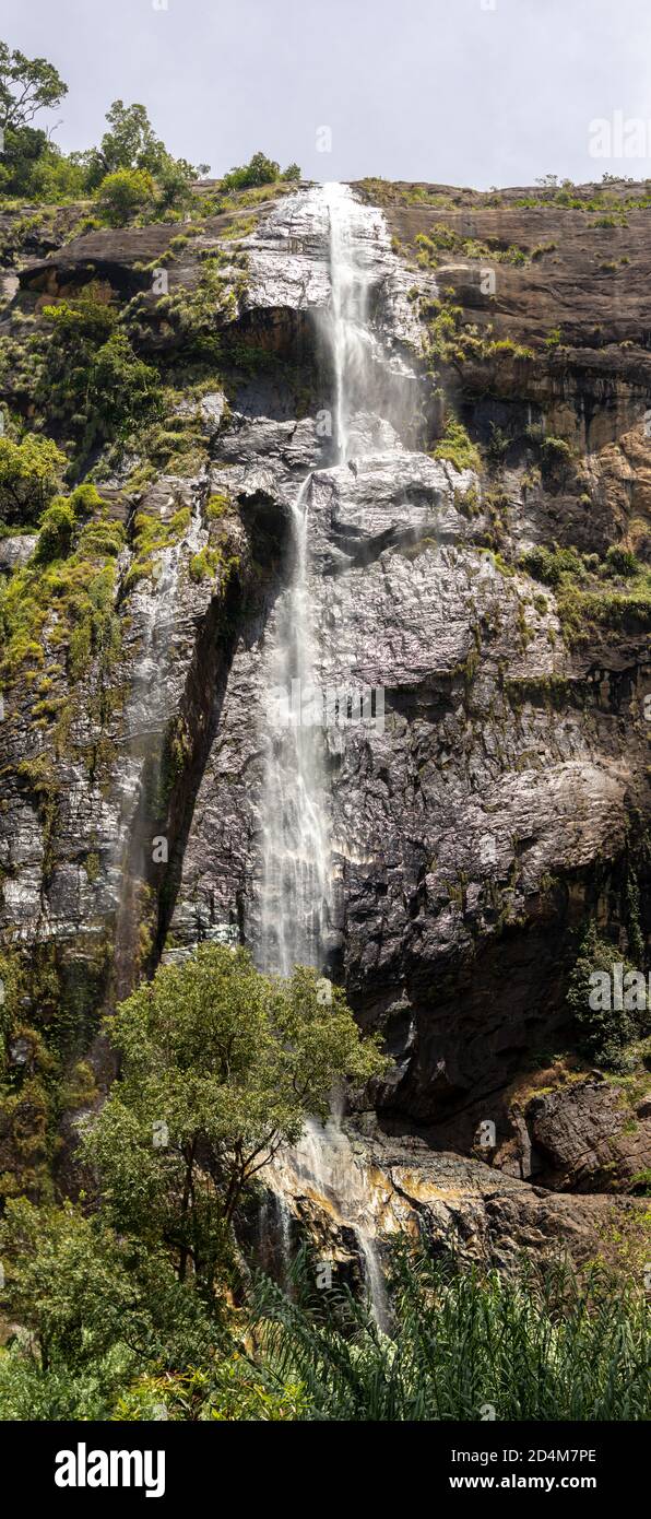 Der zweithöchste Wasserfall in Sri Lanka, Diyaluma fällt in vertikaler Nähe Stockfoto