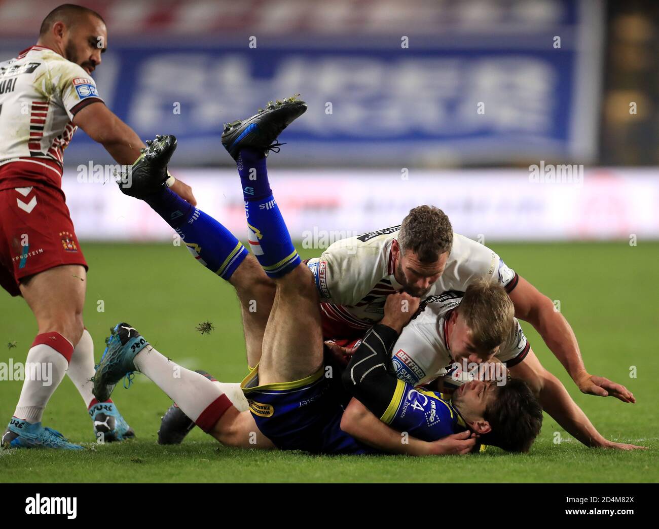 Jake Mamo (unten) von Warrington Wolves wird von Morgan Smithies von Wigan Warriors während des Betfred Super League-Spiels im Emerald Headingley Stadium in Leeds angegangen. Stockfoto