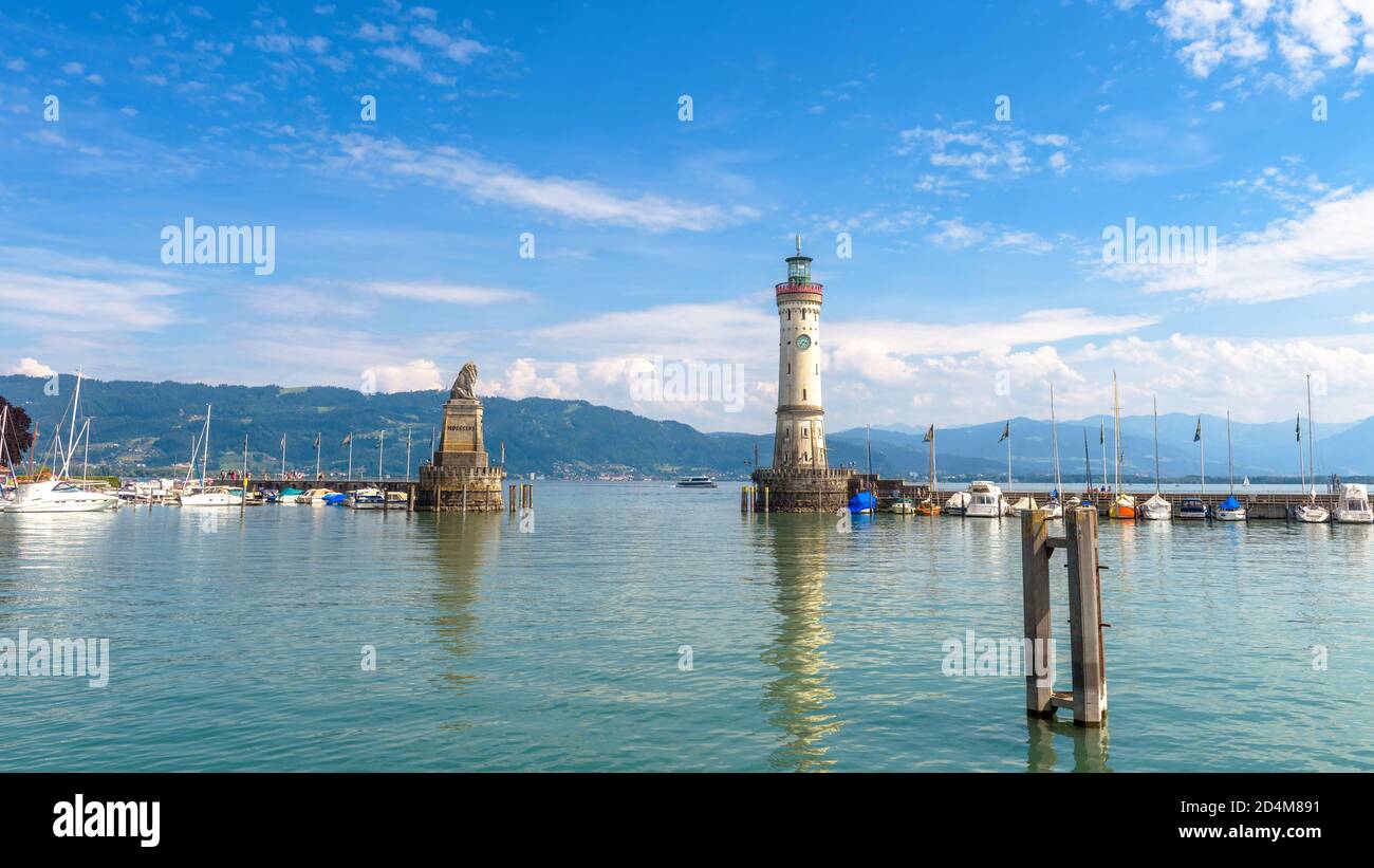 Hafeneinfahrt am Bodensee, Lindau, Deutschland. Schöne Landschaft mit Leuchtturm in Marina. Im Sommer landschaftlich reizvolle Aussicht auf Konstanz oder Bodensee. Stockfoto