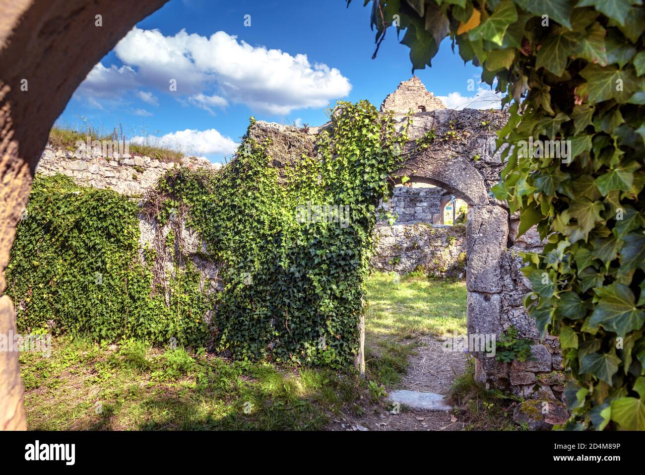Burg Hohenurach in der Altstadt von Bad Urach, Deutschland. Bewachsen ...