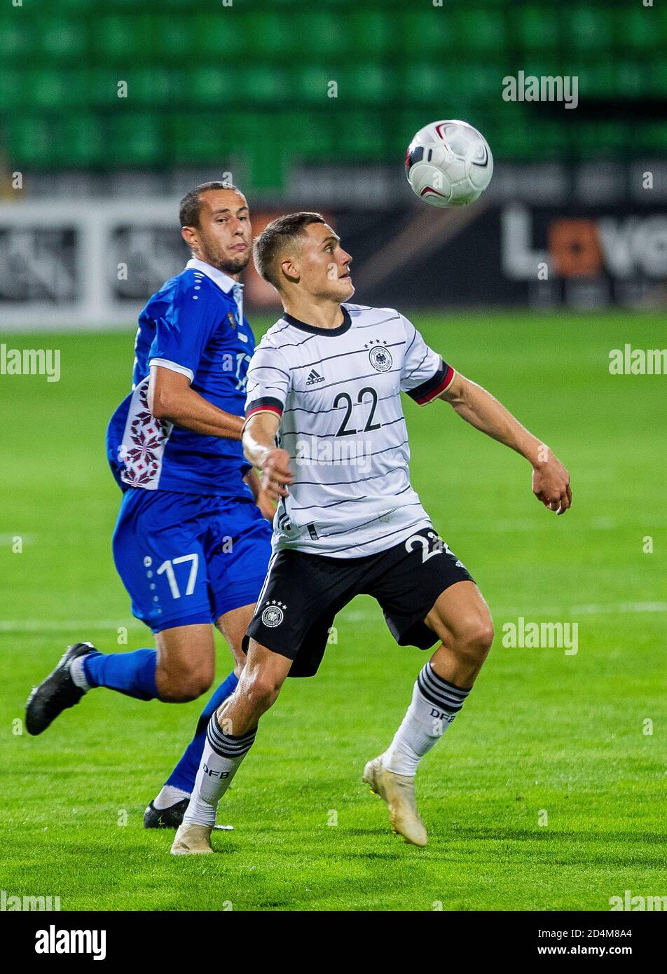 Chisinau, Moldawien. Oktober 2020. Fußball, U21, Europameisterschaft Qualifikation, Moldawien - Deutschland, in der Zimbru Arena. Der Deutsche Florian Wirtz (r) im Duell um den Ball mit dem Moldawien Iaser Turcan. Kredit: Str/dpa/Alamy Live Nachrichten Stockfoto