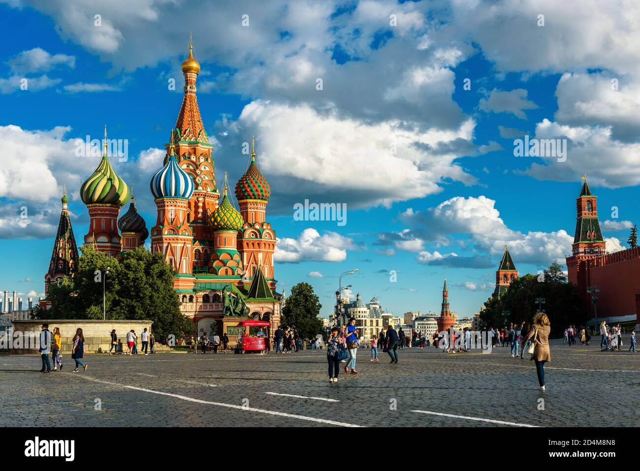 Moskau - 23. Juli 2020: Menschen gehen auf dem Roten Platz im Sommer in Moskau, Russland. Dieser Ort ist die Top-Touristenattraktion von Moskau. Wunderschöne Aussicht auf St. Ba Stockfoto