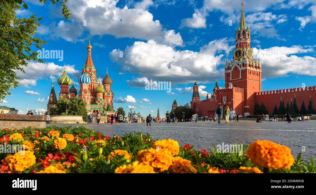 Moskau - 23. Juli 2020: Wunderschöne Aussicht auf die Basilius-Kathedrale und den Kreml auf dem Roten Platz in Moskau, Russland. Dieser Ort ist berühmte Touristenattraktion von Stockfoto