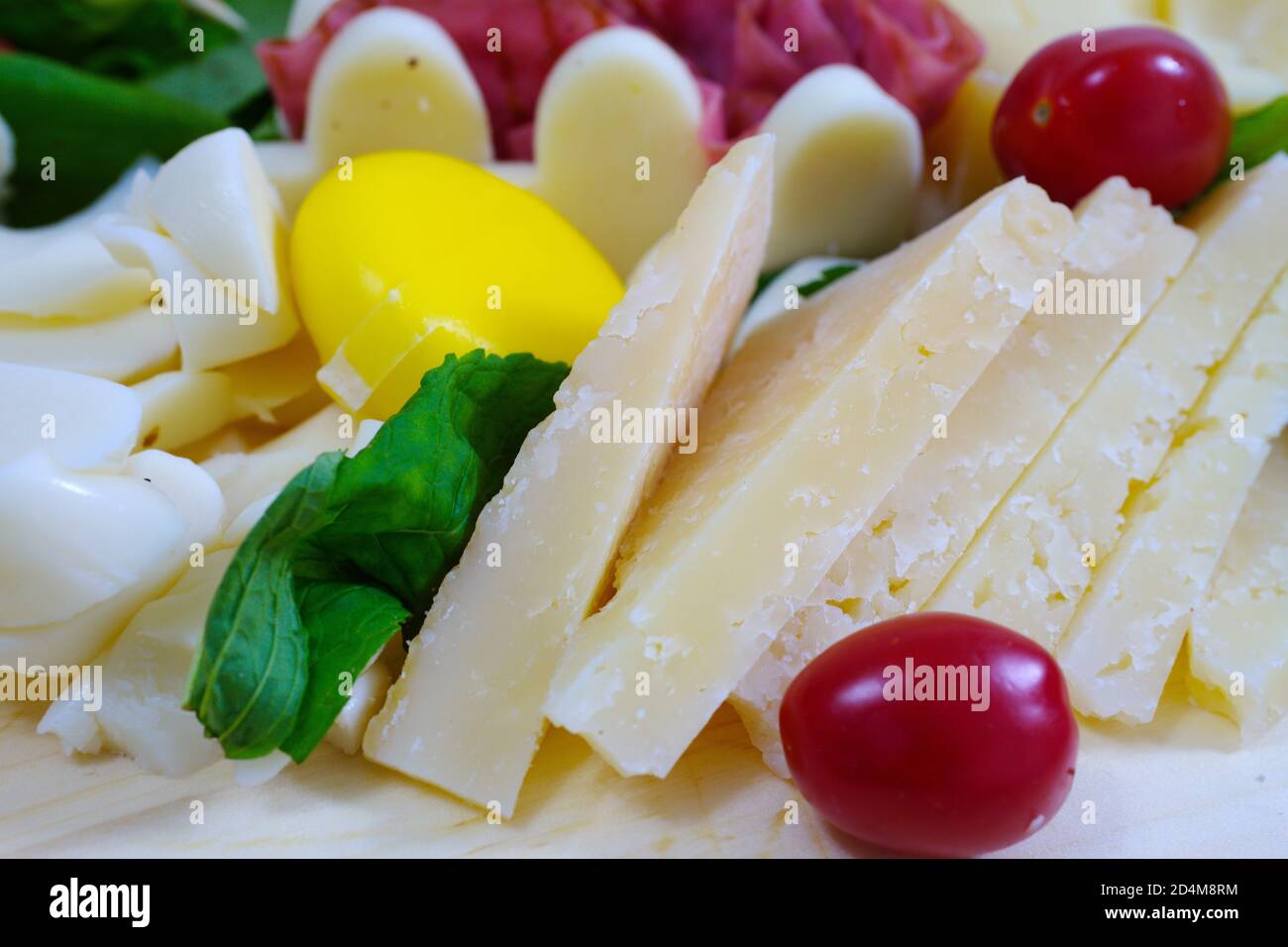 Käseplatte. Verschiedene Käse zusammen mit Getränken wie Wein, Bier, Raki konsumiert. Vorspeise von alkoholischen Getränken Stockfoto