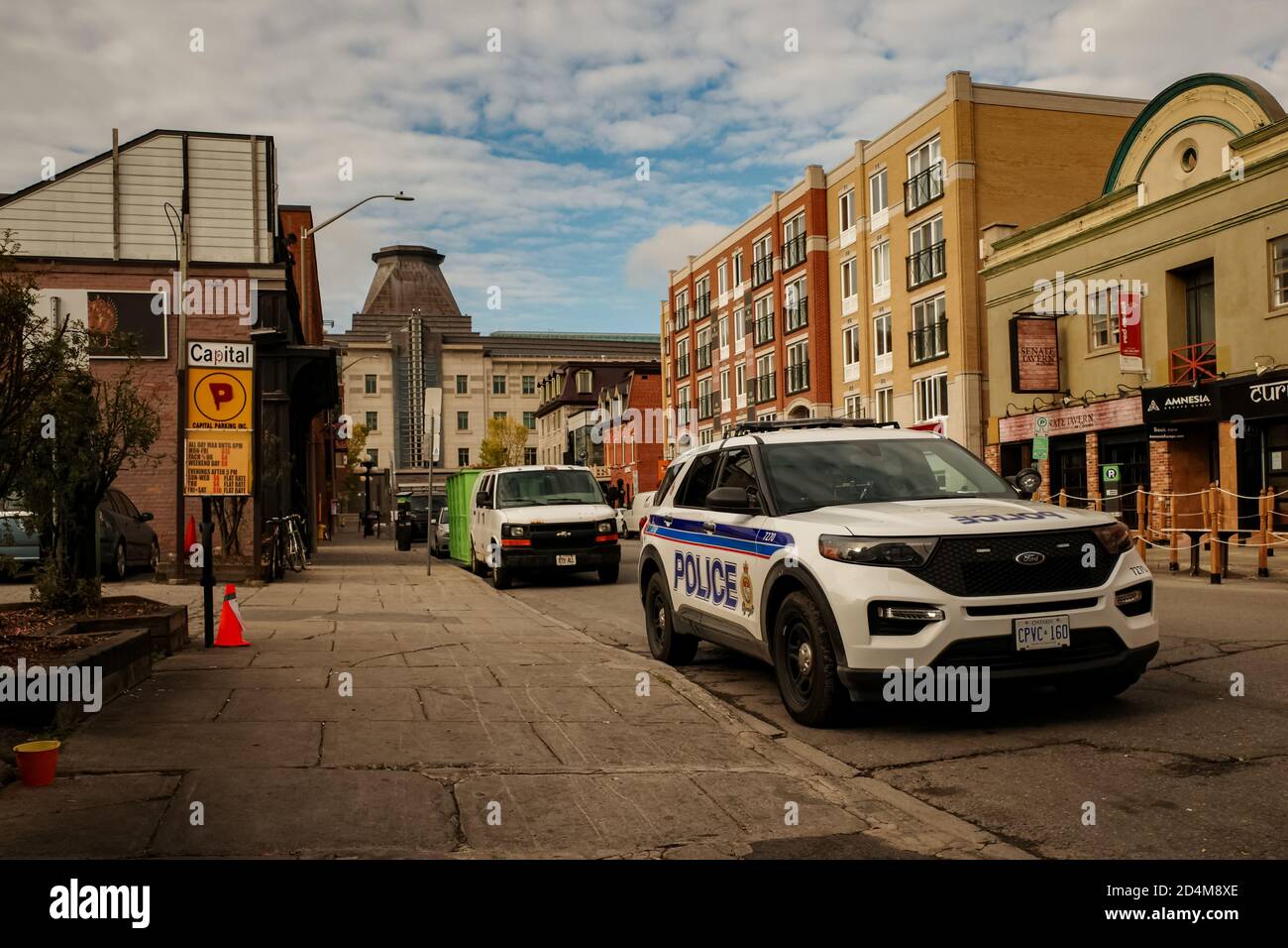 Ein von der Polizei Ottawa betriebenes Ford Interceptor Polizeidienstfahrzeug wird im Oktober 2020 auf der Clarence Street im Byward Market geparkt. Stockfoto