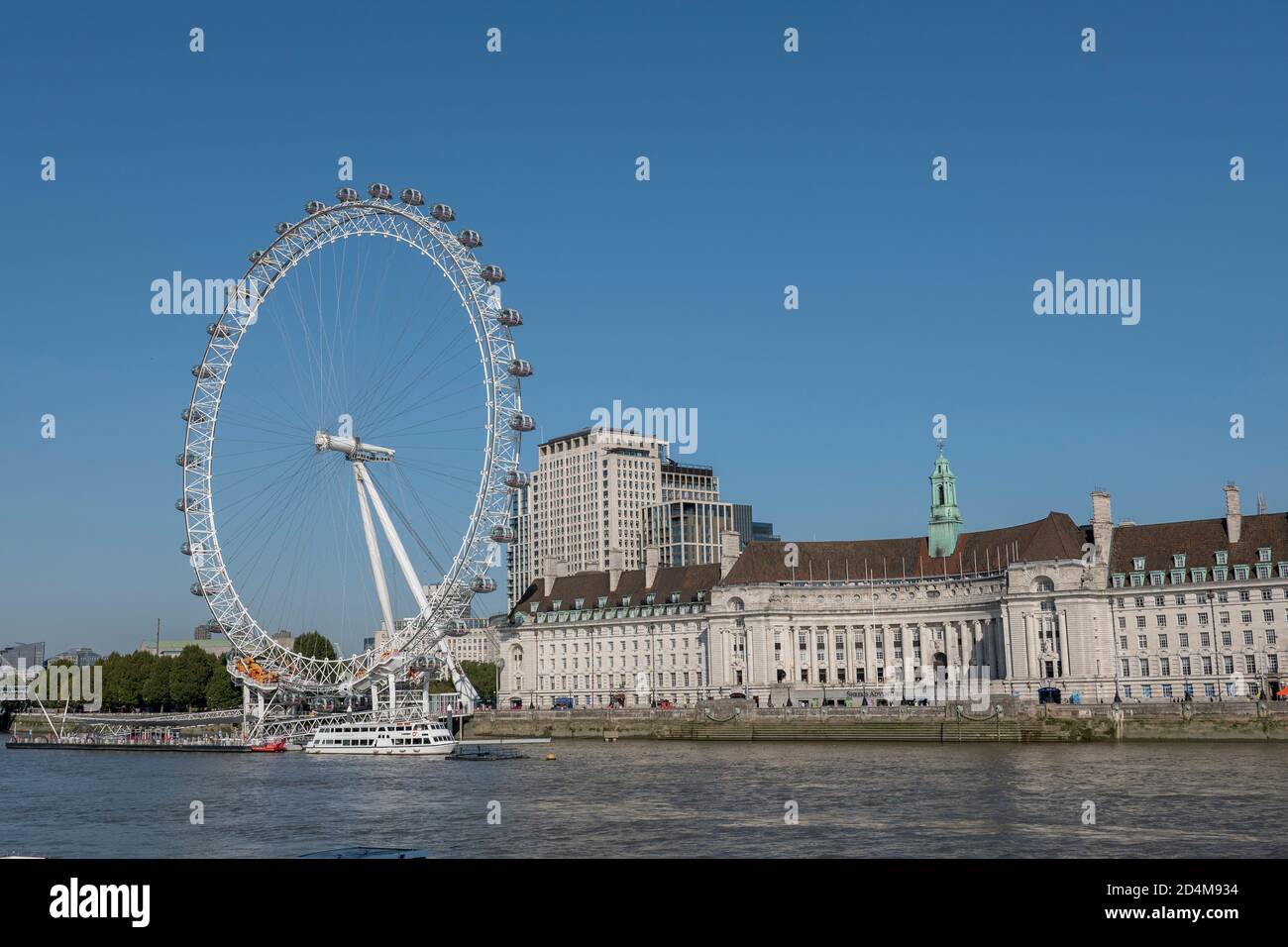 Das London Eye und County Hall Gebäude am 14. September 2020 auf der South Bank im Vereinigten Königreich. Foto von Sam Mellish Stockfoto