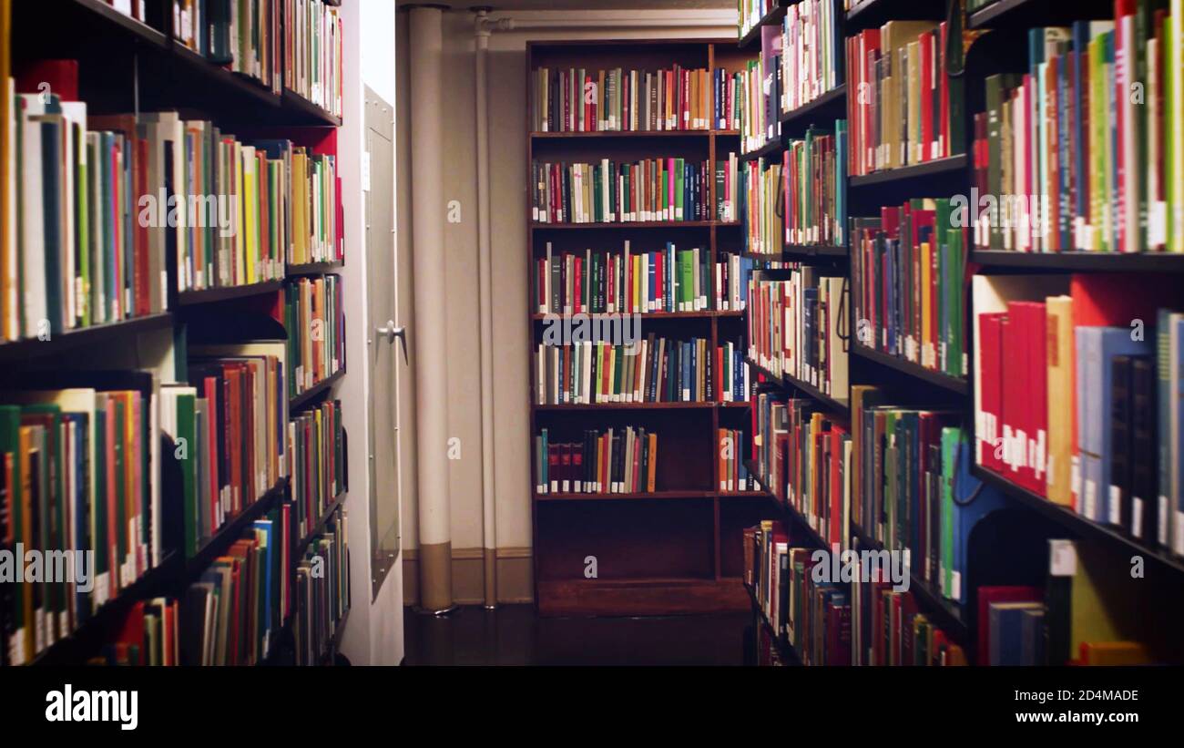 Bücher auf Bücherregalen im Hintergrund der öffentlichen Bibliothek. Schulbuch im Bücherregal schönes Konzept. Stockfoto
