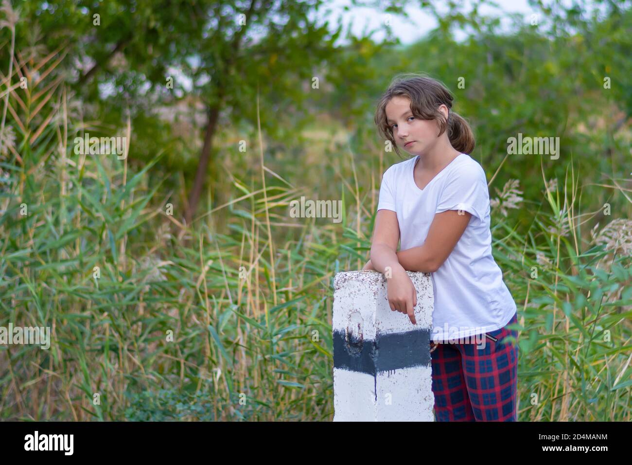 Porträt eines Teenagers im Wald. Spaziergang an einem Sommertag. Unscharfer Hintergrund. Stockfoto