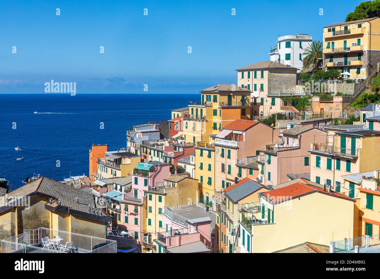 Alte bunte Dorfhäuser auf dem offenen Meer. Lage: Stadt Riomaggiore in der italienischen Region Ligurien. Hochhäuser. Stockfoto