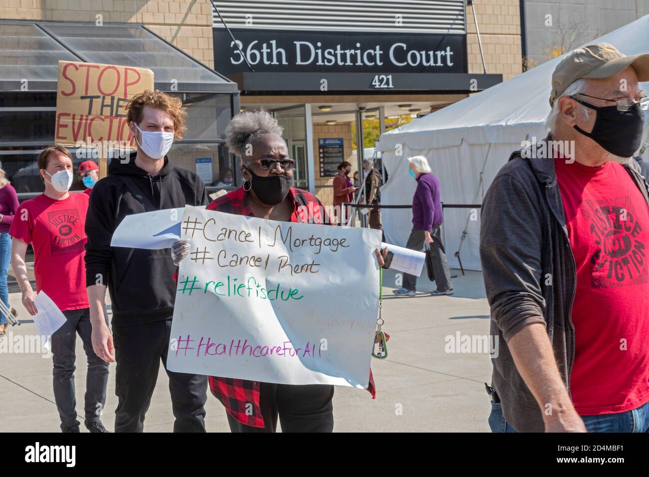 Detroit, Michigan, USA. Oktober 2020. Demonstranten bitten den Chefarchrichter des 36. Bezirksgerichts, die Räumungsverfahren einzustellen. Sie sagten, dass niemand während der Krise der öffentlichen Gesundheit des Coronavirus aus ihrer Wohnung herausgebracht werden sollte. Kredit: Jim West/Alamy Live Nachrichten Stockfoto