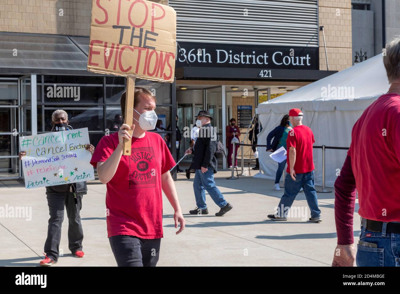 Detroit, Michigan, USA. Oktober 2020. Demonstranten bitten den Chefarchrichter des 36. Bezirksgerichts, die Räumungsverfahren einzustellen. Sie sagten, dass niemand während der Krise der öffentlichen Gesundheit des Coronavirus aus ihrer Wohnung herausgebracht werden sollte. Kredit: Jim West/Alamy Live Nachrichten Stockfoto
