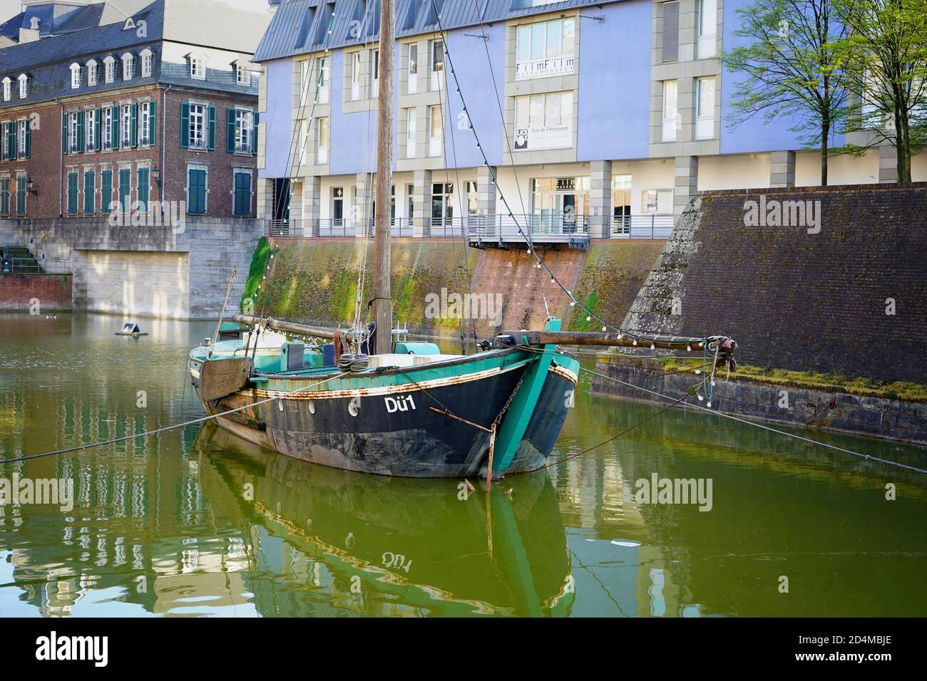 'Aalschokker' ist ein Boot, das seit 1996 im Alten Hafen in Düsseldorf ...