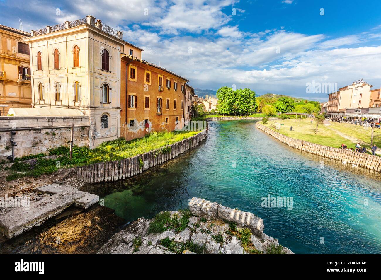 Rieti, Italien. 29. April 2018: Rieti, Stadt Mittelitaliens. Velino Fluss mit alten Häusern und den historischen Überresten der römischen Brücke unten. Natur Stockfoto