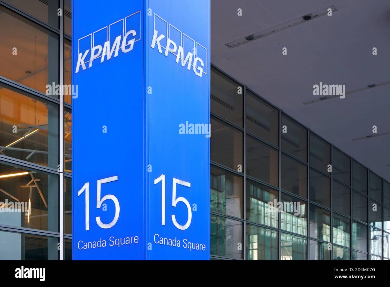 London, Vereinigtes Königreich - 03. Februar 2019: Blaue KPMG-Beschilderung am Eingang zu ihren Büros auf 15 Canada Square in Canary Wharf - Hauptsitz der compa Stockfoto