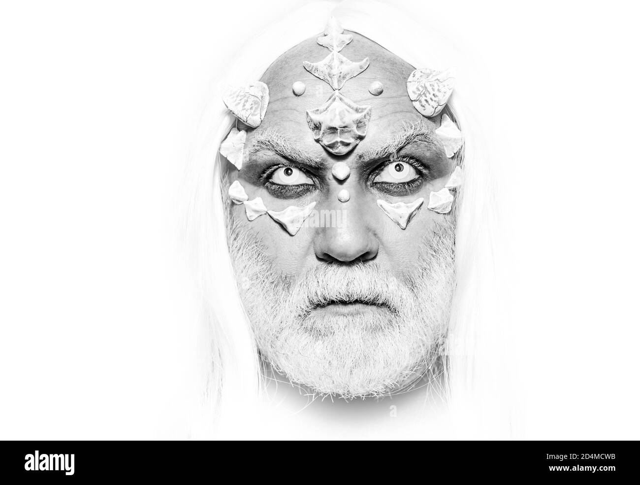 Ich habe Macht im Bann. Satan in der Hölle. Dracula - Halloween-Konzept. Magie und Märchen Konzept. Böser Vampir-Mann. Älterer Mann mit zwei roten Hörnern Stockfoto