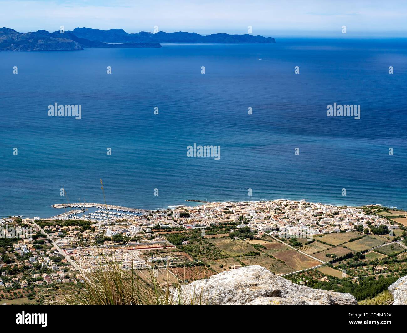 Spektakuläre Aussicht auf die Bucht von Alcudia von der Spitze des Berges Ferrutx. Stockfoto