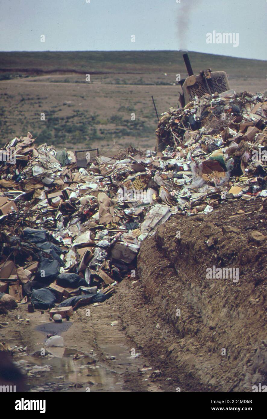 Mülldeponie von Boulder County. Feste Abfälle werden in Gräben gedumpt und sofort abgedeckt - Ort: In oder in der Nähe von Boulder; Colorado Ca. 1972 Stockfoto