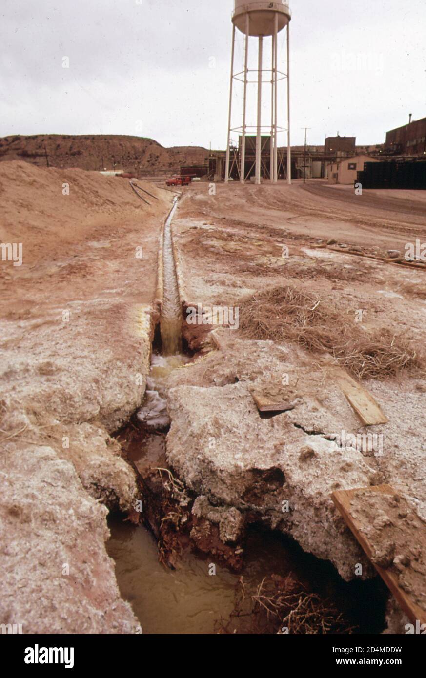 Abwasser aus dem Uranmahlprozess wird in den Absetzteich der Union Carbide-Anlage geleitet - Ort: In oder in der Nähe von Rifle; Colorado Ca. 1972 Stockfoto