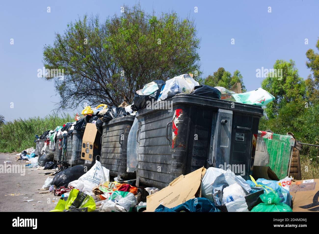Überfließende Müllcontainer und aufgerissene Müllsäcke am Rande einer Straße aufgrund eines Streiks der Gemeinde Sizilien, Italien Stockfoto