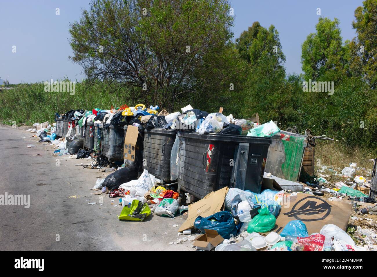 Überfließende Müllcontainer und aufgerissene Müllsäcke am Rande einer Straße aufgrund eines Streiks der Gemeinde Sizilien, Italien Stockfoto