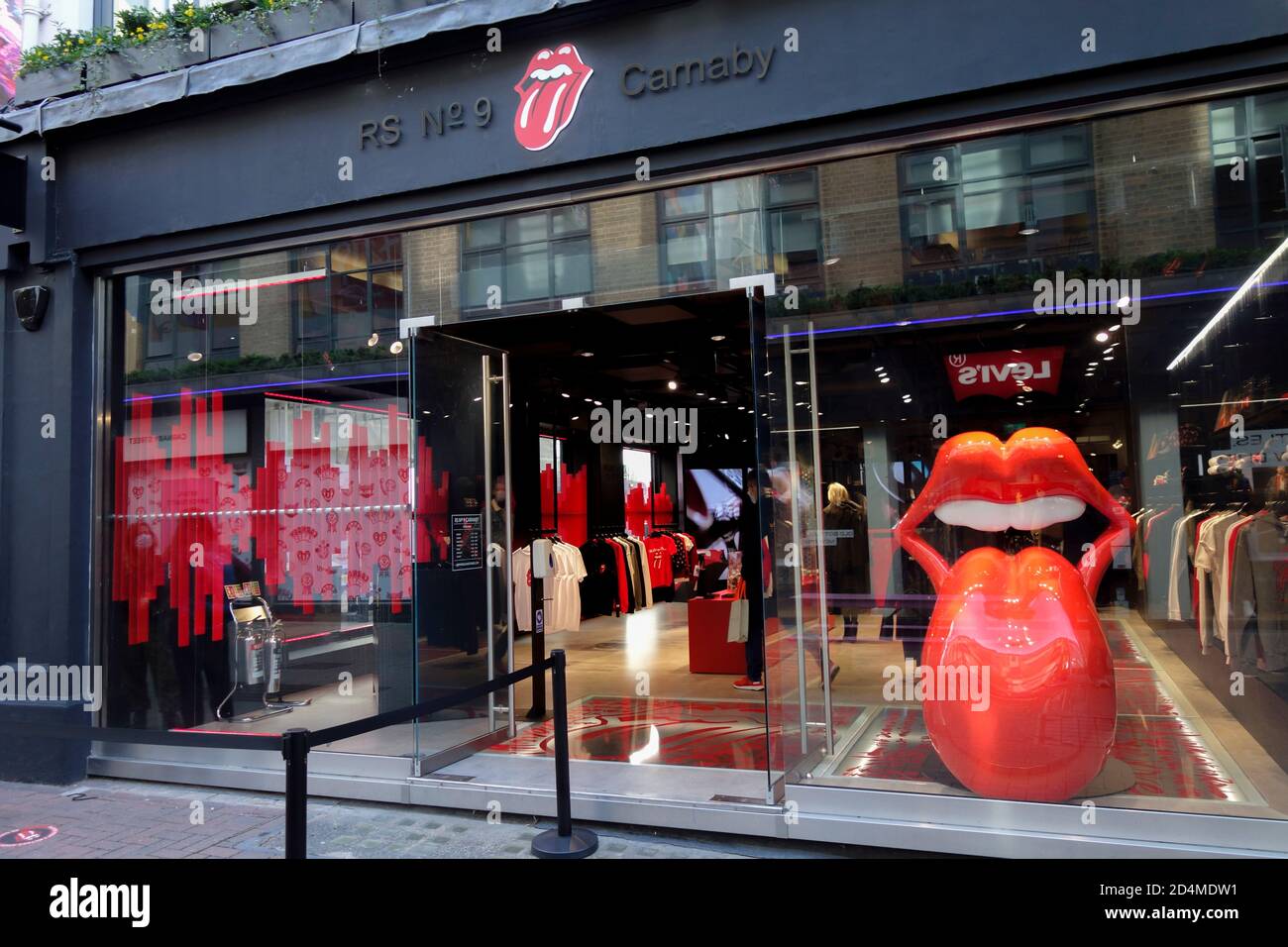 RS ‘. 9 Carnaby - der erste Flagship-Store der Rock 'n' Roll-Legenden der Rolling Stones. Stockfoto