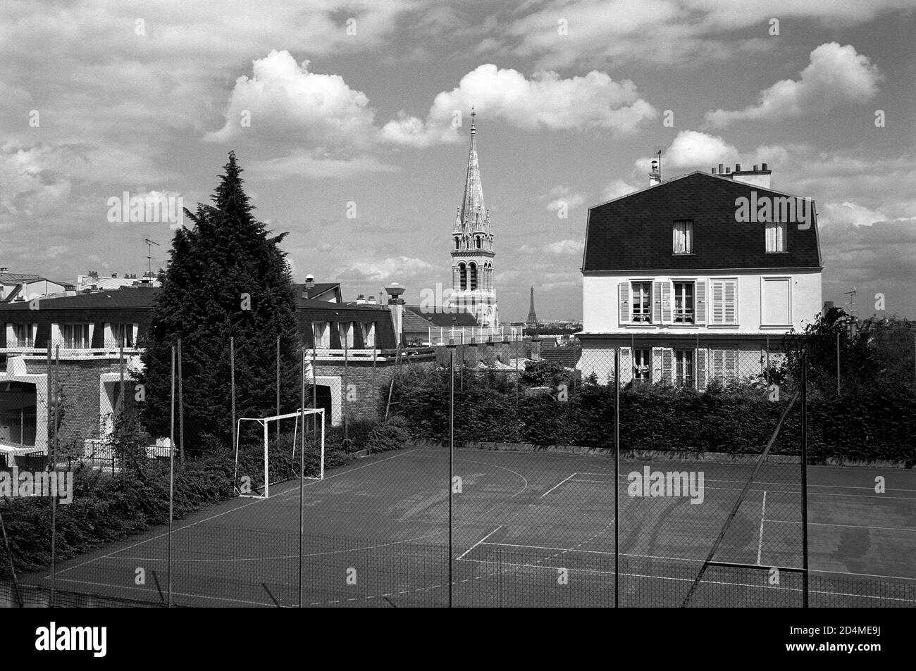 AJAXNETPHOTO. MAI 2002. SAINT-CLOUD, ILE DE FRANCE, FRANKREICH. - HOCKEYPLATZ UND BLICK AUF DEN TURM DER EGLISE (KIRCHE) SAINT-CLODOAID. FOTO: JONATHAN EASTLAND/AJAX REF:30606 22 Stockfoto