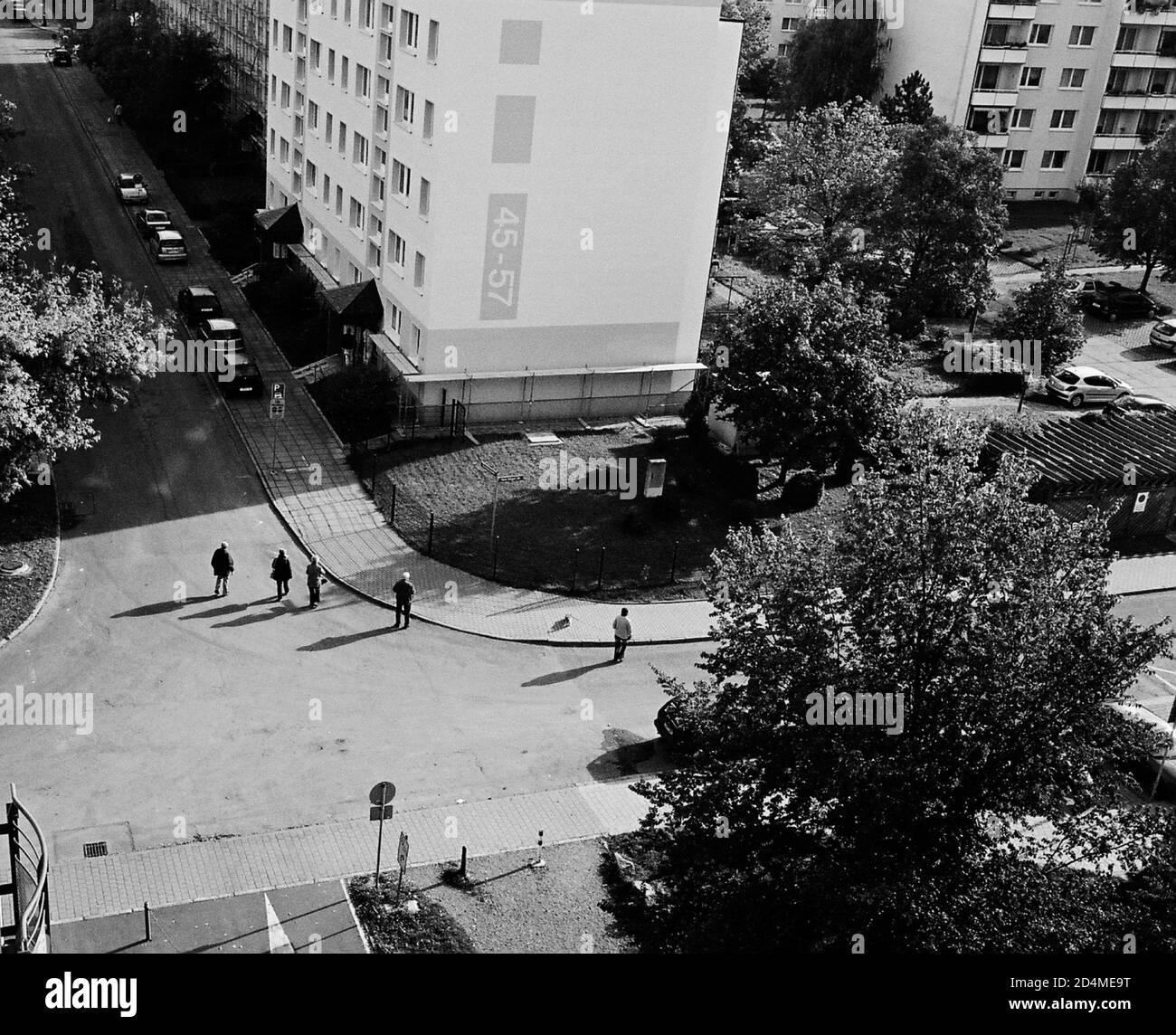 AJAXNETPHOTO. SEPTEMBER 2007. JENA, DEUTSCHLAND. - MEHRFAMILIENHÄUSER - BLICK VOM STEINBERGER MAXX HOTEL AUF SOZIALWOHNHÄUSER AM RANDE DER STADT; FUSSGÄNGERÜBERGANGSSTRASSE. FOTO:JONATHAN EASTLAND/AJAX REF:71610 554401 69 Stockfoto