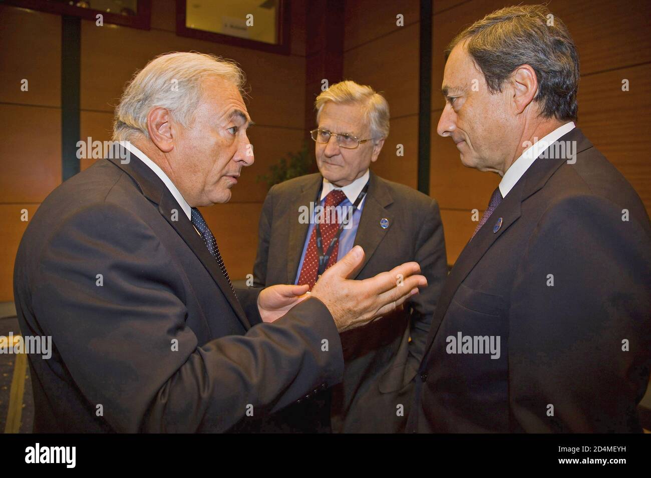 Dominique Strauss-Kahn (L), geschäftsführender Direktor des Internationalen Währungsfonds, spricht mit dem Präsidenten der Europäischen Zentralbank, Jean-Claude Trichet (C), und dem italienischen Gouverneur, Mario Draghi (R), vor Beginn des G-7-Treffens im Istanbul Congress Center. Oktober 2009 Stockfoto