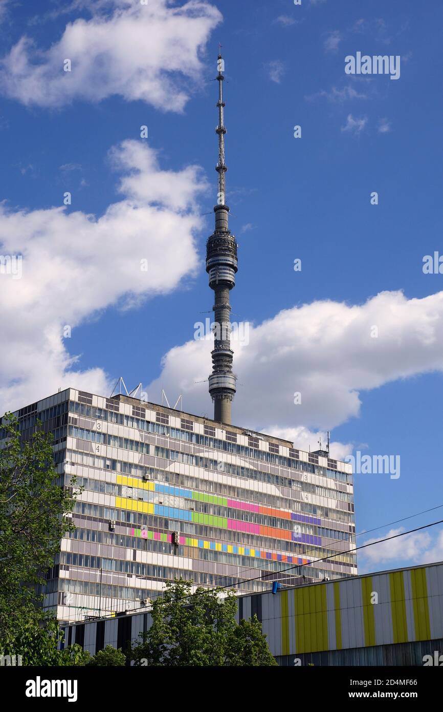 MOSKAU, RUSSLAND - 19. Mai 2019. Ostankino Turm und Telecenter Gebäude. Akademiker Korolev Straße, 12 Stockfoto