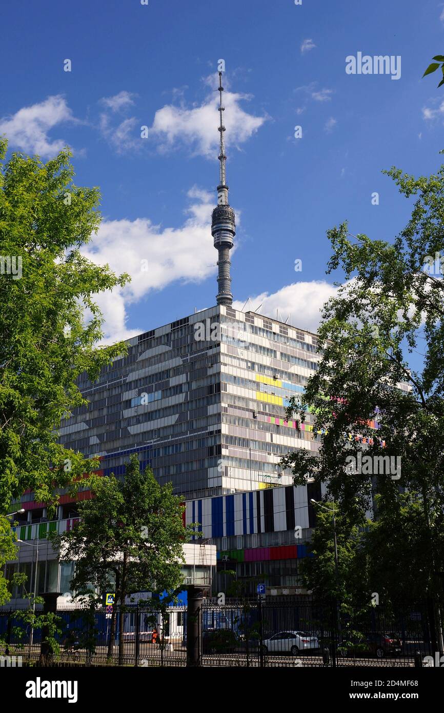 MOSKAU, RUSSLAND - 19. Mai 2019. Ostankino Turm und Telecenter Gebäude. Akademiker Korolev Straße, 12 Stockfoto