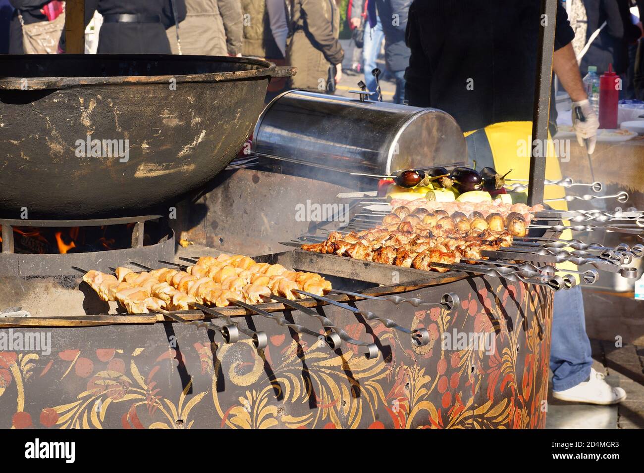 Grill. Kochen von Straßenessen. Fleisch wird über einem offenen Feuer gebraten. Festival „die Jahreszeiten“ Stockfoto